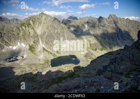 Blick von Bystrá lavka auf den Okruhlé und Capie tarn im Mlynická Tal in der Hohen Tatra, Slowakei Stockfoto