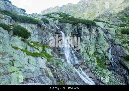 Wasserfall Skok im Mlynická Tal in der Hohen Tatra, Slowakei Stockfoto