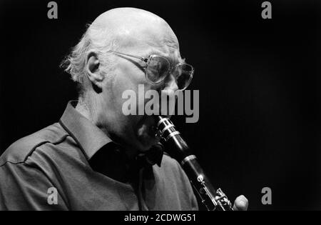 Jack Brymer an der Klarinette probt George Martins „drei amerikanische Skizzen“ mit dem Medici Quartett in der Queen Elizabeth Hall am Londoner South Bank. 13. März 1993. Foto: Neil Turner Stockfoto