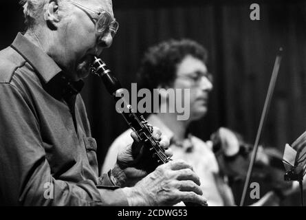 Jack Brymer an der Klarinette probt George Martins „drei amerikanische Skizzen“ mit dem Medici Quartett in der Queen Elizabeth Hall am Londoner South Bank. 13. März 1993. Foto: Neil Turner Stockfoto