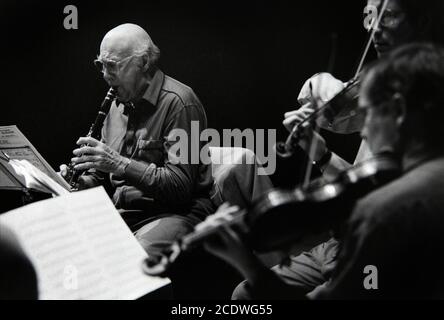 Jack Brymer an der Klarinette probt George Martins „drei amerikanische Skizzen“ mit dem Medici Quartett in der Queen Elizabeth Hall am Londoner South Bank. 13. März 1993. Foto: Neil Turner Stockfoto