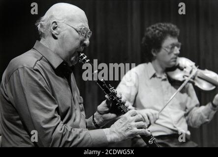 Jack Brymer an der Klarinette probt George Martins „drei amerikanische Skizzen“ mit dem Medici Quartett in der Queen Elizabeth Hall am Londoner South Bank. 13. März 1993. Foto: Neil Turner Stockfoto