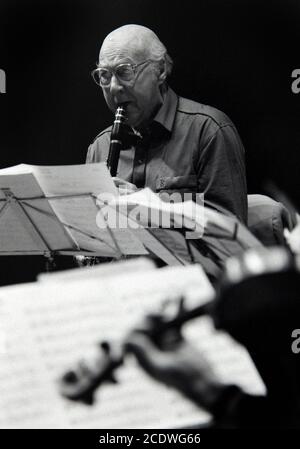 Jack Brymer an der Klarinette probt George Martins „drei amerikanische Skizzen“ mit dem Medici Quartett in der Queen Elizabeth Hall am Londoner South Bank. 13. März 1993. Foto: Neil Turner Stockfoto