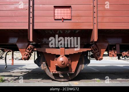 Räder von Eisenbahnwaggon aus der Nähe Stockfoto
