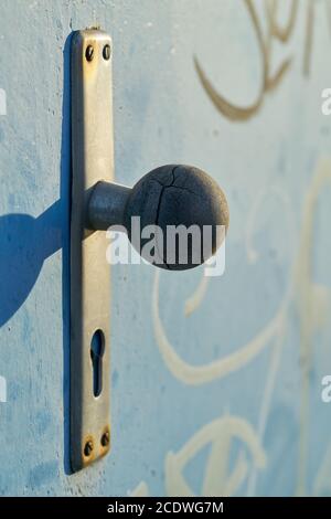 Türklinke auf eine stählerne Tür im Hafen von Magdeburg. Stockfoto