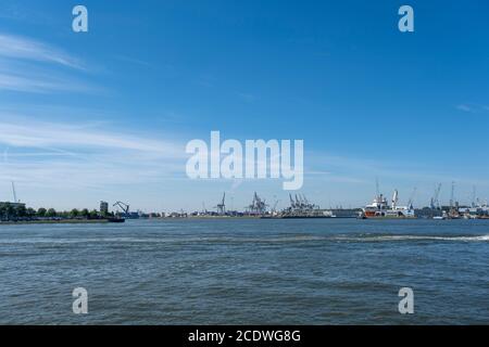 Containerschiffe mit Kränen im Hafen von rotterdam niederlande Stockfoto