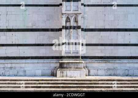 Steinmauer aus Marmor. Detail einer alten Kirche in italien Stockfoto