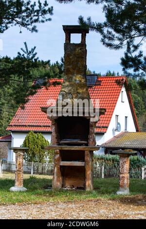 Grill aus Stein im Garten Stockfoto