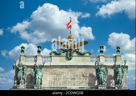 Emblem mit Steinadlern und österreichischer Flagge an der Spitze Des Gebäudes Wien Österreich Stockfoto