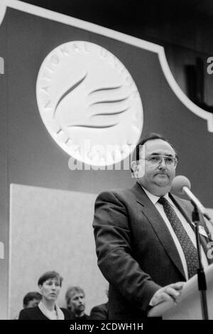 Generalsekretär Doug McEvoy hält eine Rede vom Podium während der Konferenz der National Union of Teachers im Brighton Centre. 10. April 1993. Foto: Neil Turner Stockfoto