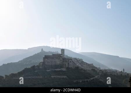 Die schöne Basilika San Francesco von Assisi Stockfoto