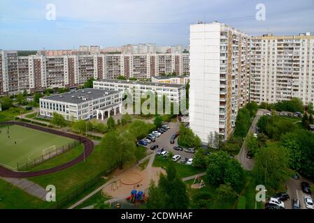 Stadt Landschaft mit Schule und Fußball im Sommer in Moskau, Russland Stockfoto