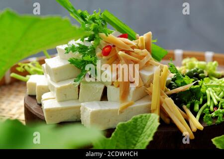 Rohstoff für gebratenen Tofu kochen mit Sauce, Ingwer, Pfeffer, Scheibe von weißen Tofu, Gewürz bereit zum Kochen auf Schneidebrett, einfache hausgemachte vegane Lebensmittel Stockfoto