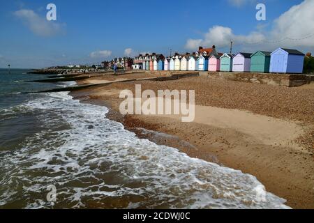 Strand Hütten auf Felixstowe Strandpromenade, Suffolk, Großbritannien Stockfoto