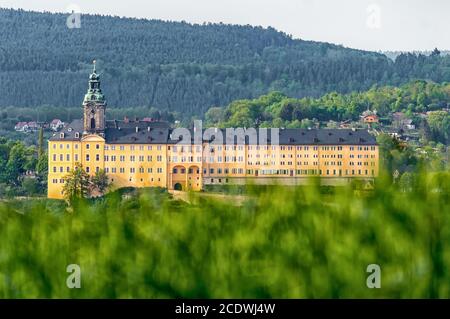 Das Schloss Heidecksburg Rudolstadt im Hintergrund Stockfoto