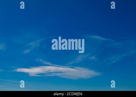 Wolken vor blauem Himmel Stockfoto