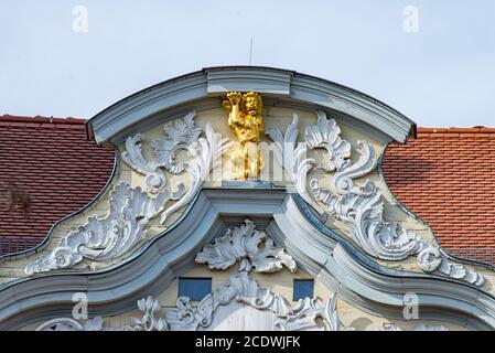 Goldener Löwe auf dem Dach eines Hauses in Erfurt Auf dem Fischmarkt Stockfoto