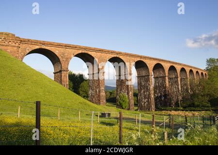 Das Ribblehead Viadukt, auch bekannt als Batty Moss Viadukt im Yorkshire Dales National Park, 440 Yards (400 m) lang und 104 Fuß (32 m) toll Stockfoto