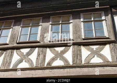 Altes verwittertes Fachwerkhaus an einem Haus Stockfoto