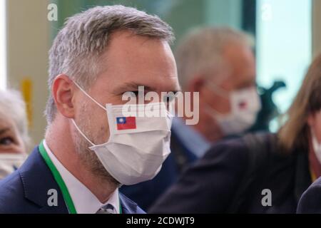 Taipeh, Taiwan. August 2020. Der Prager Bürgermeister Zden?k H?ib und ein Mitglied der Tschechischen Piratenpartei haben auf dem Taiwan Taoyuan International Airport eine Gesichtsmaske mit Taiwans Flagge auf der Maske gesehen. Ziel des Besuchs ist es, die Geschäftsbeziehungen zwischen Taiwan und der Tschechischen Republik zu fördern. Kredit: SOPA Images Limited/Alamy Live Nachrichten Stockfoto