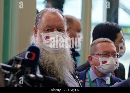 Taipeh, Taiwan. August 2020. Mitglieder der tschechischen Wirtschaft und der senatorialen Delegation tragen auf dem Taiwan Taoyuan International Airport Gesichtsmasken mit Taiwan- und tschechischen Flaggen.Ziel des Besuchs ist es, die Geschäftsbeziehungen zwischen Taiwan und der Tschechischen Republik zu fördern. Kredit: SOPA Images Limited/Alamy Live Nachrichten Stockfoto