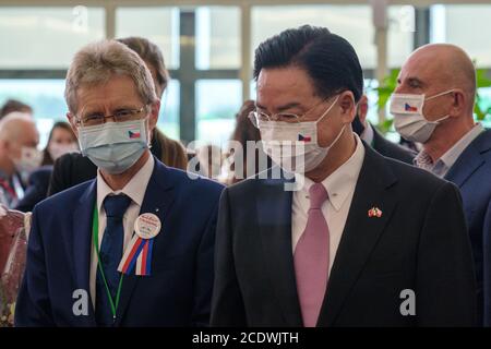 Taipeh, Taiwan. August 2020. Außenminister Joseph Wu (R) begrüßt den Senatssprecher der Tschechischen Republik, Miloš Vystr?il (L), auf dem Internationalen Flughafen Taiwan Taoyuan. Ziel des Besuchs ist es, die Geschäftsbeziehungen zwischen Taiwan und der Tschechischen Republik zu fördern. Kredit: SOPA Images Limited/Alamy Live Nachrichten Stockfoto