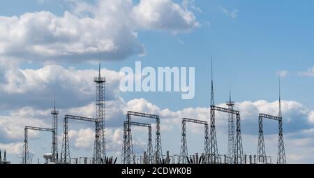 Kraftwerk auf einem Hintergrund des blauen Himmels Stockfoto