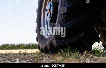 Unterseite des Traktors. Nahaufnahme der Räder Stockfoto