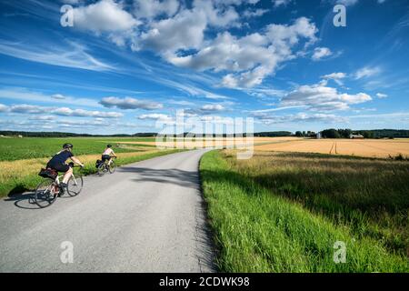 Straßenradfahren auf den ruhigen Landstraßen in der Nähe der Stadt Salo, Finnland Stockfoto