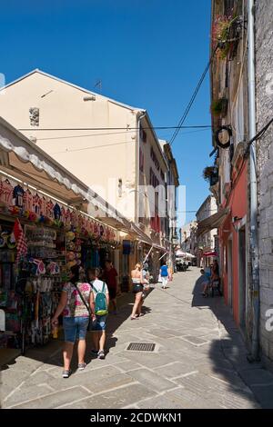 Touristen an einem Souvenir Shop in der Altstadt von Pula in Kroatien Stockfoto