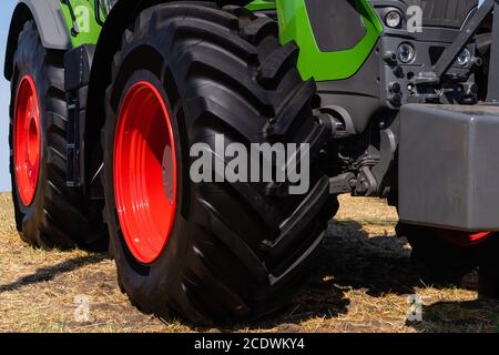 Unterseite des Traktors. Nahaufnahme der Räder Stockfoto