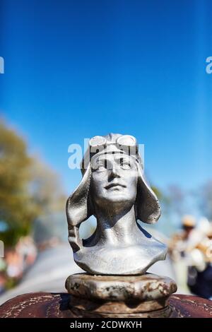 Kühlerfigur mit Lederkappe und Brille Stockfoto