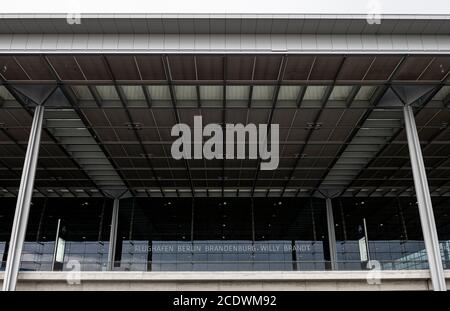 Berlin, Deutschland. August 2020. Das Gebäude des Terminals 1 des Flughafens Berlin Brandenburg Willy Brandt. Quelle: Fabian Sommer/dpa/Alamy Live News Stockfoto