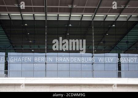 Berlin, Deutschland. August 2020. Das Gebäude des Terminals 1 des Flughafens Berlin Brandenburg Willy Brandt. Quelle: Fabian Sommer/dpa/Alamy Live News Stockfoto