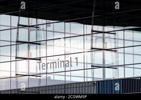 Berlin, Deutschland. August 2020. Das Gebäude des Terminals 1 des Flughafens Berlin Brandenburg Willy Brandt. Quelle: Fabian Sommer/dpa/Alamy Live News Stockfoto