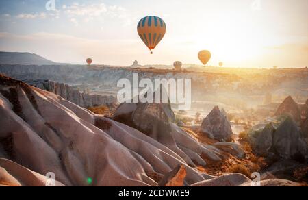 Heißluftballon fliegen über Kappadokien, Türkei Stockfoto