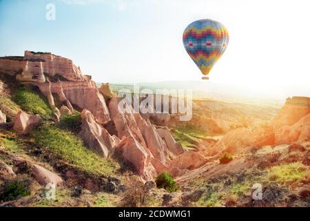 Heißluftballon fliegen über Kappadokien, Türkei Stockfoto