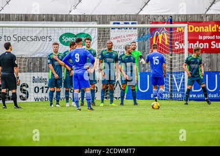 Chippenham Town Verteidigung von Swindon Supermarine Freistoß 29/08/2020 Stockfoto