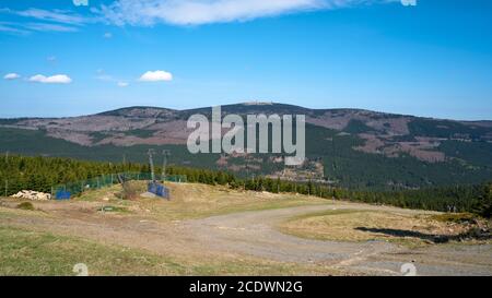 Blick auf den Gipfel des Brocken vom Wurmberg in der Nähe von Braunlage Stockfoto