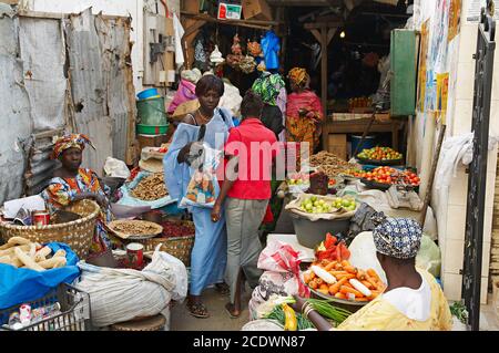 Senegal. Dakar. Straßenmarkt um den Sandaga Markt. Stockfoto