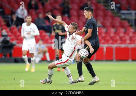 Amsterdam, Niederlande. August 2020. AMSTERDAM, 29-08-2020, JohanCruyff Arena, Fußball, Saison 2020/2021, Pre Season Friendly, Eintracht Frankfurt Spieler Andre Silva und Ajax Spieler Edson Alvarez während des Spiels Ajax - Eintracht Frankfurt Credit: Pro Shots/Alamy Live News Stockfoto