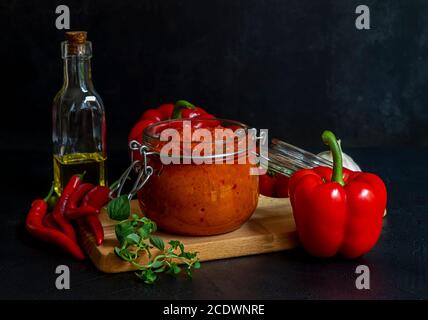 Gerösteter roter Pfeffer Relish ajvar oder aivar Stockfoto