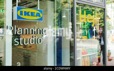 Berlin, Deutschland. August 2020. 'Planning Studio' steht auf dem Fenster eines XS Ikea Stores. Am 1.9. Wird in Berlin Pankow eine Miniaturausgabe der Ikea Möbelgruppe eröffnet. Das kleine Möbelhaus ist das erste 'Planungsstudio' in Deutschland. Hier kann man keine Servietten oder Möbel mitnehmen. Es gibt auch keine Parkplätze und keinen Hot Dog. Aber Sie werden beraten und können die bestellten Möbel zu Ihnen nach Hause geliefert. Quelle: Annette Riedl/dpa/Alamy Live News Stockfoto