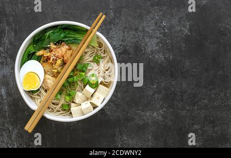 Miso Ramen Asiatische Nudeln mit Ei, Tofu und pak Choi Kohl in Schüssel. Japanische Küche. Stockfoto