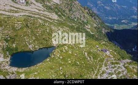 Luftaufnahme der Denza Hütte und des alpinen Denza Sees (Presanella See) in der Adamello - Presanella Gruppe, Vermiglio in Trentino-Südtirol, nördlich Stockfoto