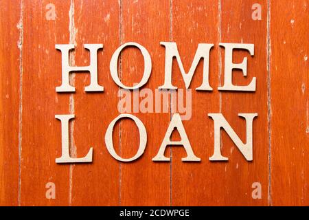 Alphabet Buchstabe in Wort Home Darlehen auf alte rote Farbe Holzplatte Hintergrund Stockfoto