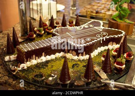 Türkischer Kuchen in Gitarrenform. Traditionelles türkisches Vergnügen am Hotelbuffet in der Türkei. Region Antalya, Südtürkei Stockfoto