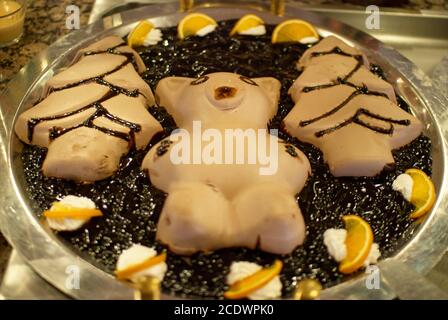 Türkischer Kuchen, in Form von Bären und Tannen. Traditionelles türkisches Vergnügen am Hotelbuffet in der Türkei. Region Antalya, Südtürkei Stockfoto