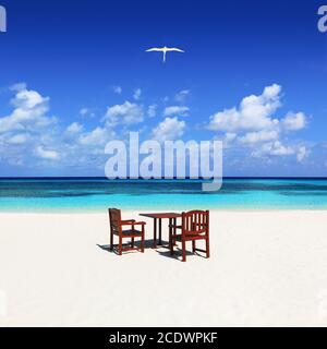 Schöner Malediven Strand mit Tisch und Stühlen Stockfoto