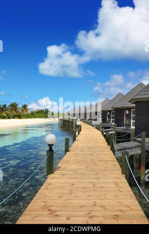 Schöner Malediven Strand mit Wasserbungalow. Stockfoto